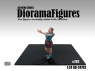 American Diorama figurine AD-24702 Diorama series - Figurine femme prenant Selfie 1/24