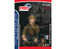 Dynamo models figurine 35032 Enfant avec doigt dans le nez / agitant un drapeau 1/35